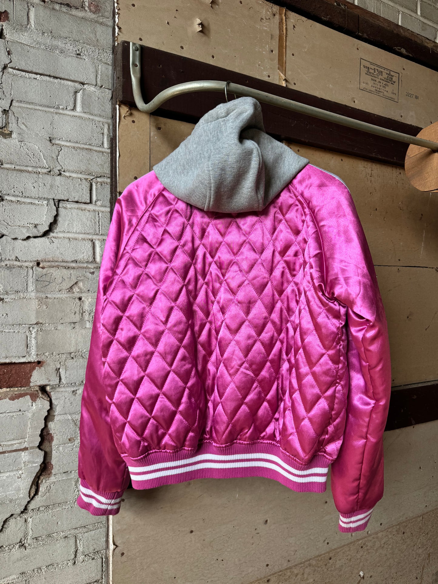 00’s Carolina Panthers Vintage Pink Quilted Cat Scratch Font Reebok NFL Hooded Satin Jacket (Women’s Large)