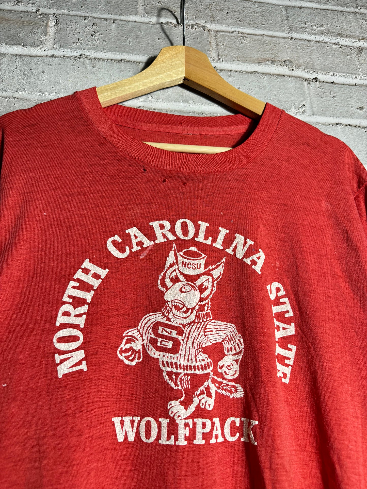 70’s NC State Wolfpack Thinned Out Wolfy Logo College Tee (Medium)