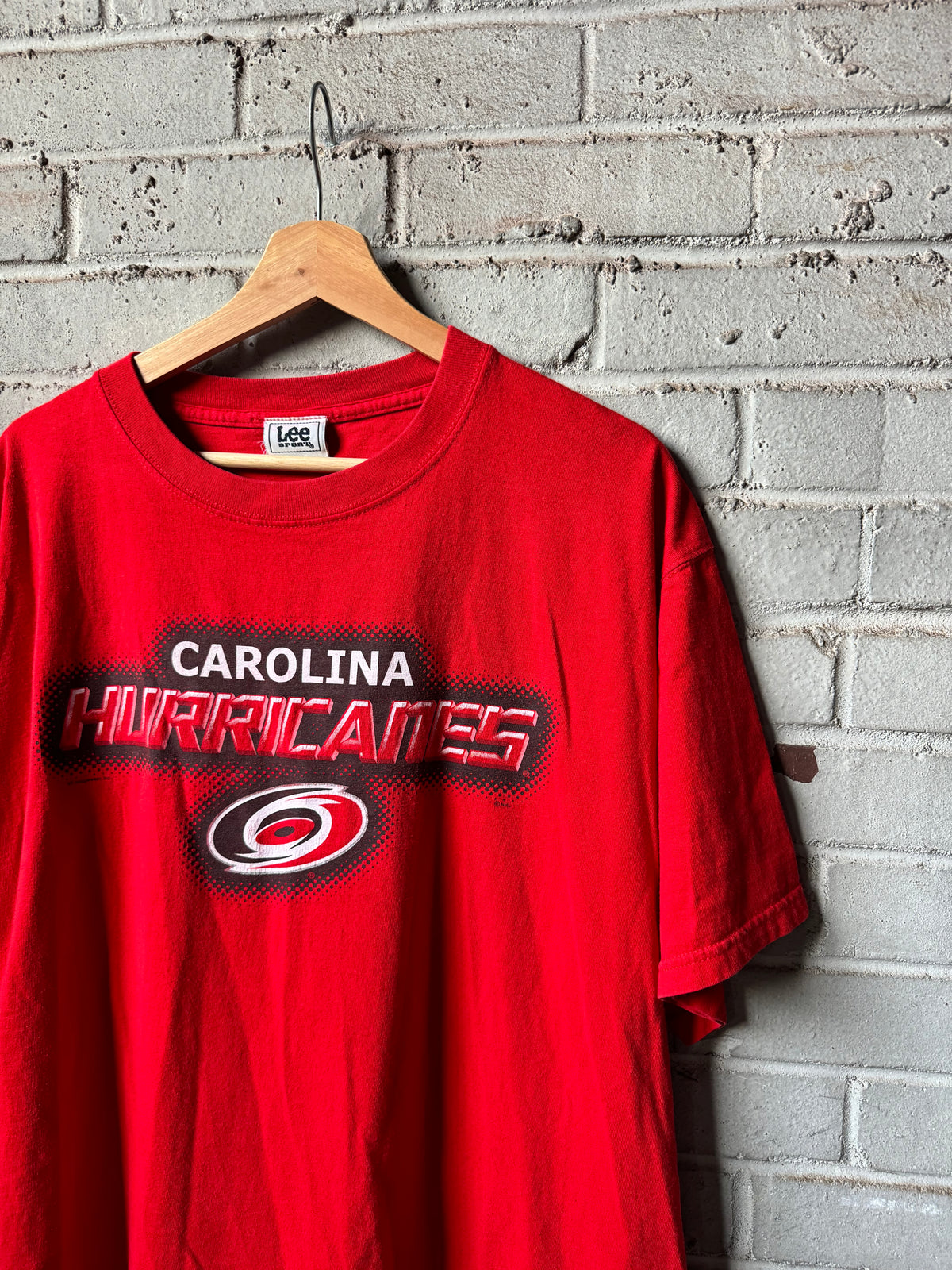 00’s Carolina Hurricanes Vintage Red Spellout NHL Tee (XL)