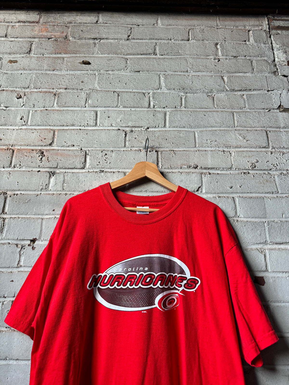 00’s Carolina Hurricanes Vintage Red Bubble Letter Spellout NHL Tee (XL)