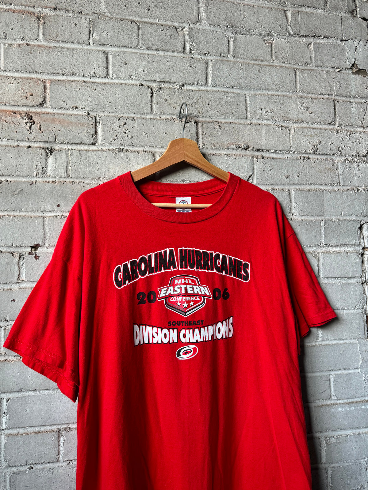 2006 Carolina Hurricanes Vintage Red Southeastern Division Champions NHL Tee (XL)