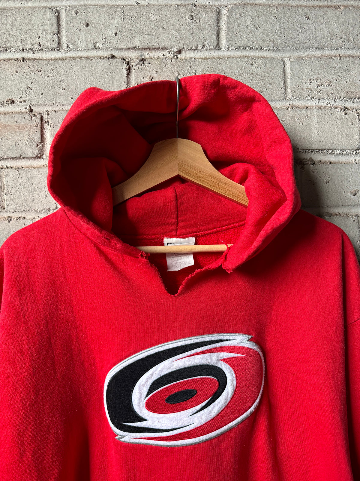 00’s Carolina Hurricanes Vintage Red Big Logo Split Neckline NHL Hockey Hoodie (Large)