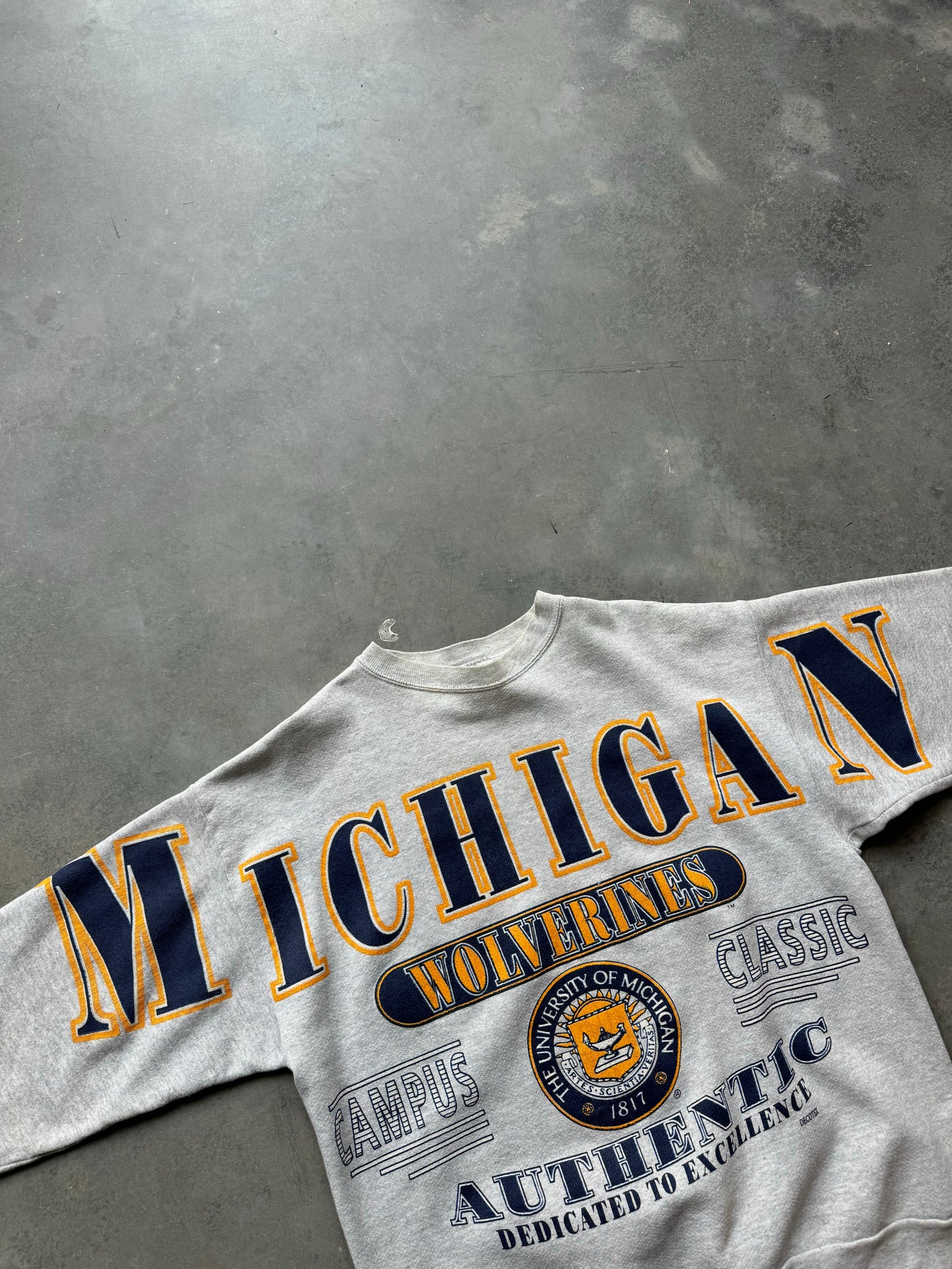 90’s Michigan Wolverines Vintage Heather Grey Shoulder to Shoulder Spellout College Crewneck (Medium)