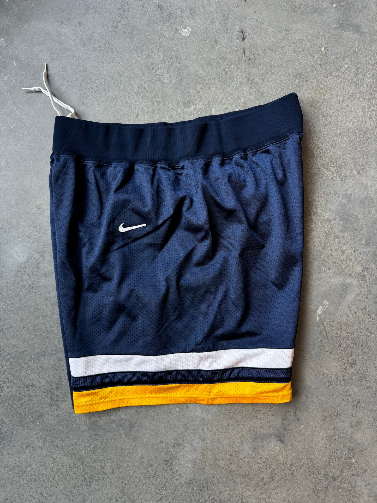 90’s West Virginia Mountaineers Vintage Navy Blue Heavyweight Mesh Nike Authentic College Basketball Shorts (XXL)