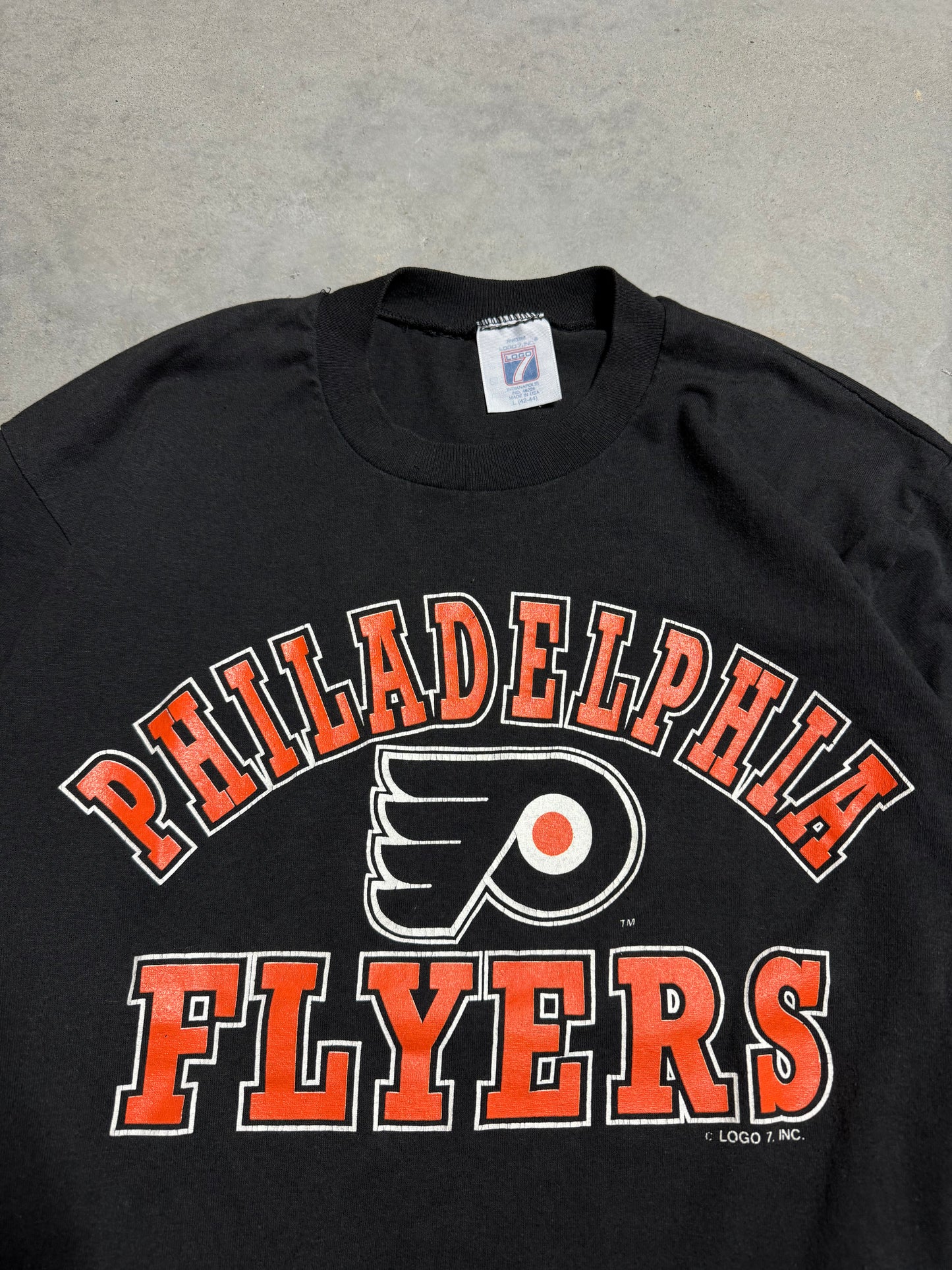 90’s Philadelphia Flyers Vintage Black Logo 7 NHL Hockey Tee (Medium)