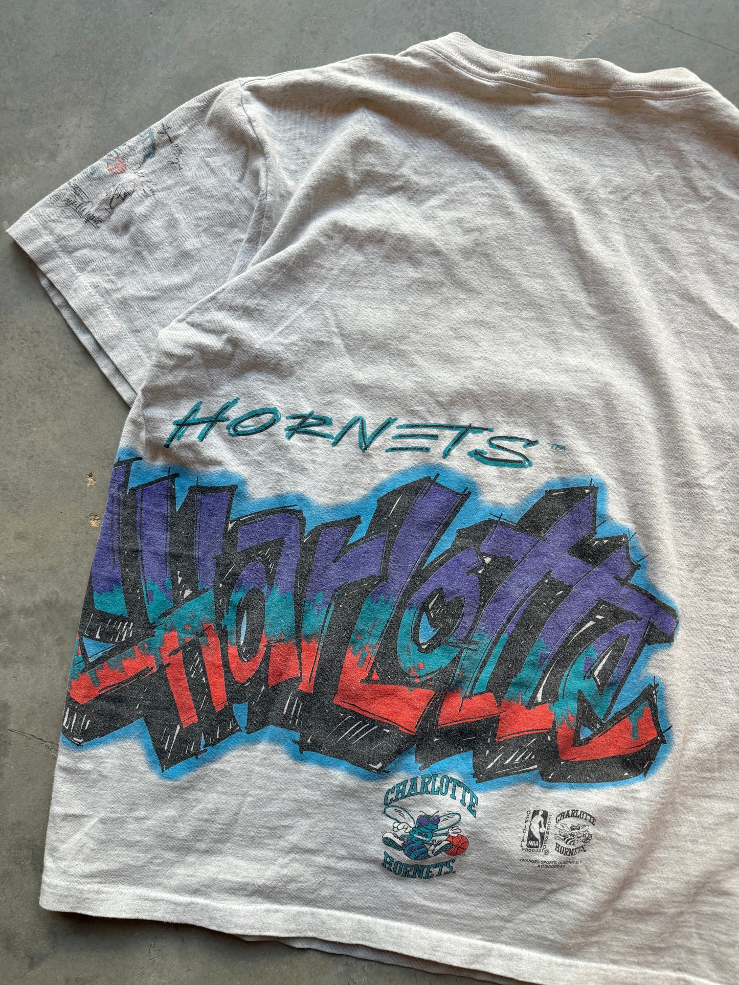 1992 Charlotte Hornets Vintage B Boy Graffiti Style Wrap Around Light Grey NBA Tee (Medium)