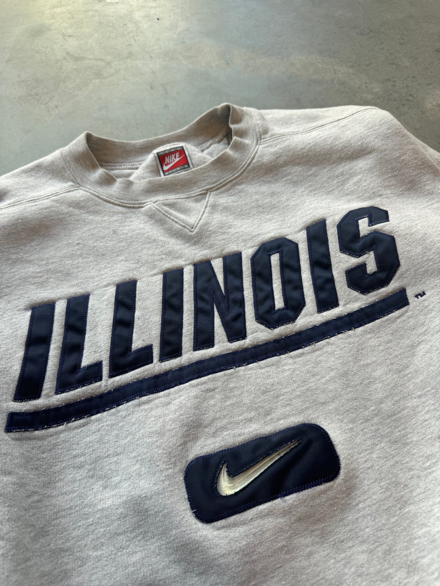90’s Illinois Fighting Illini Nike Heather Grey Vintage Heavyweight Jewel Swoosh College Crewneck (XL)