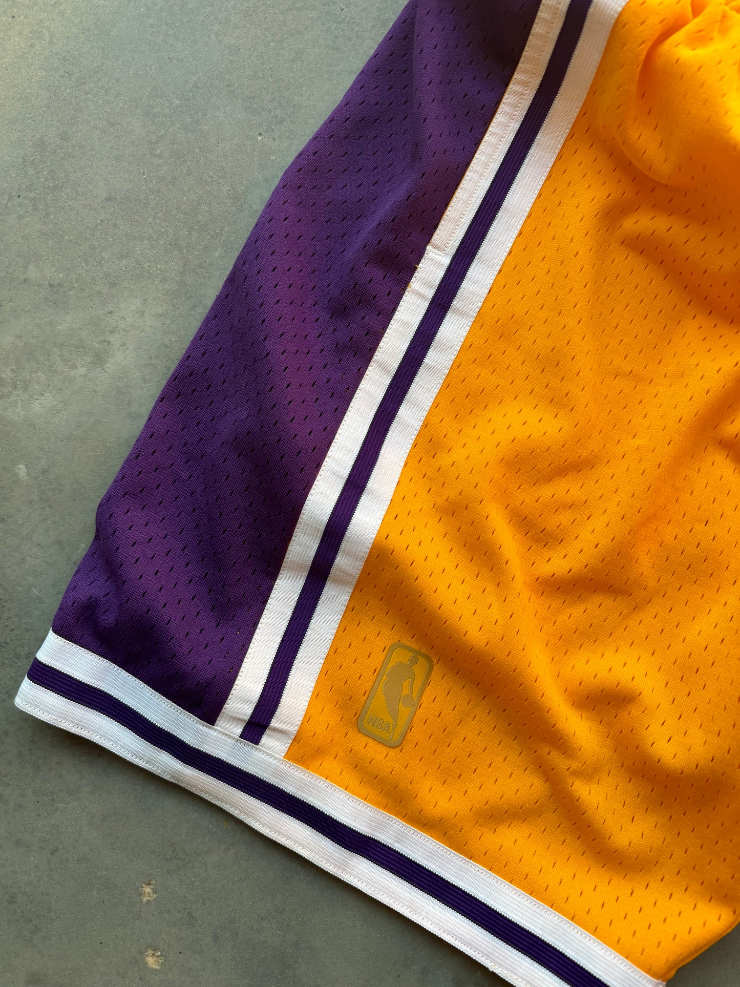 1996/1997 Los Angeles Lakers Mitchell & Ness Gold Logo 50th Anniversary NBA Shorts (Medium)