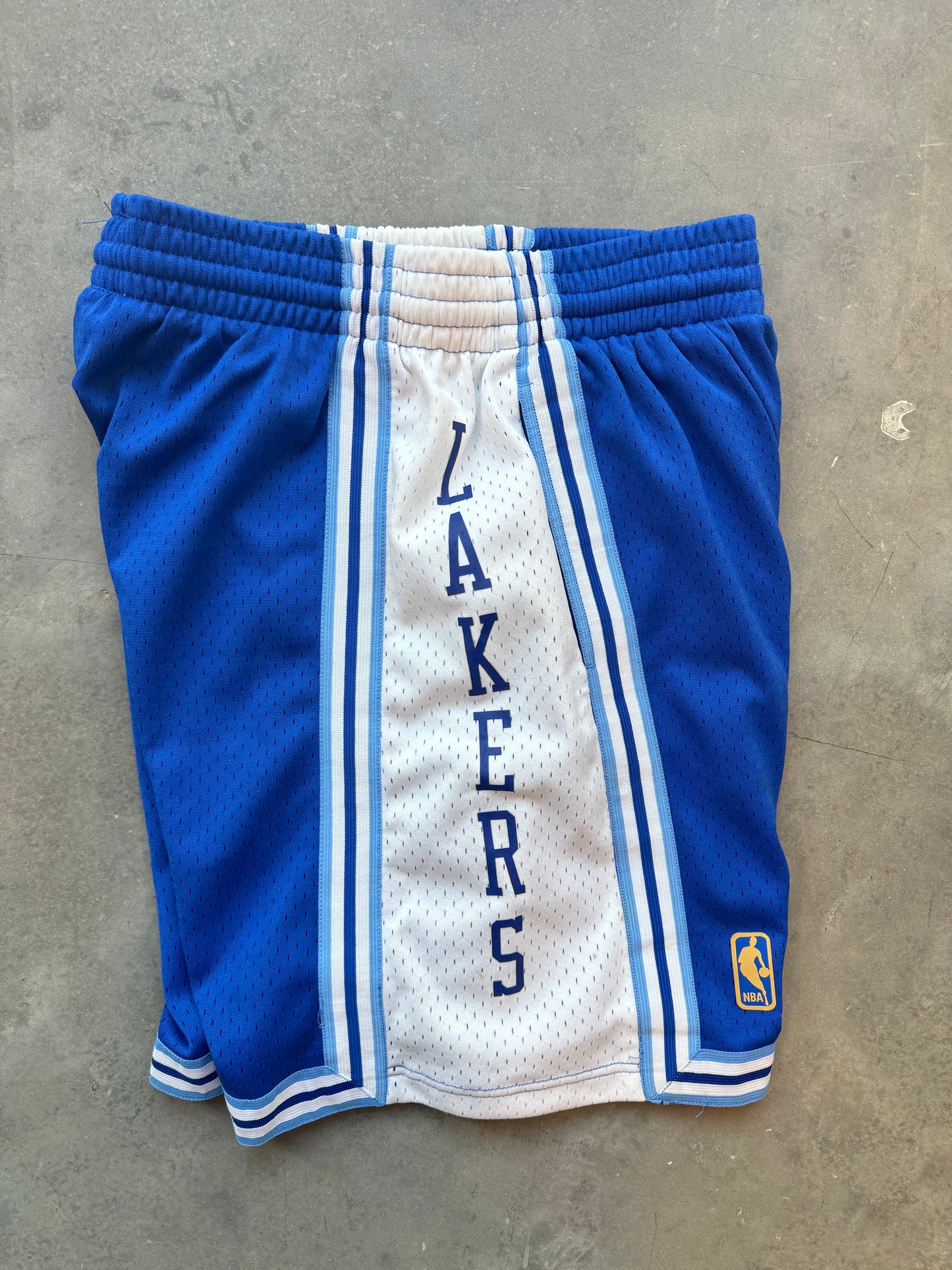 1996/1997 Los Angeles Lakers Mitchell & Ness Gold Logo 50th Anniversary Throwback NBA Shorts (Medium)