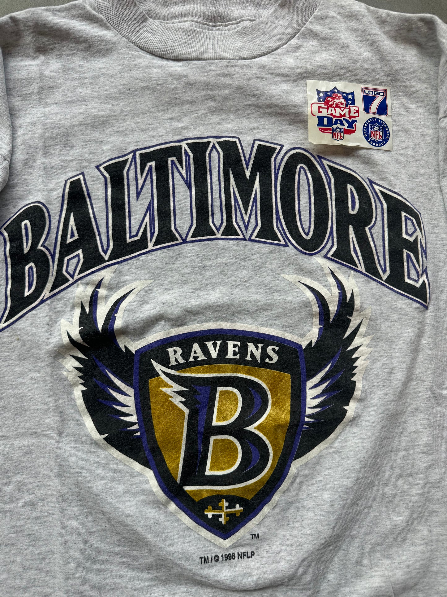 1996 Baltimore Ravens Inaugural Season B Shield Defunct Logo Vintage Heather Grey Logo 7 NFL Tee - Deadstock (Medium)