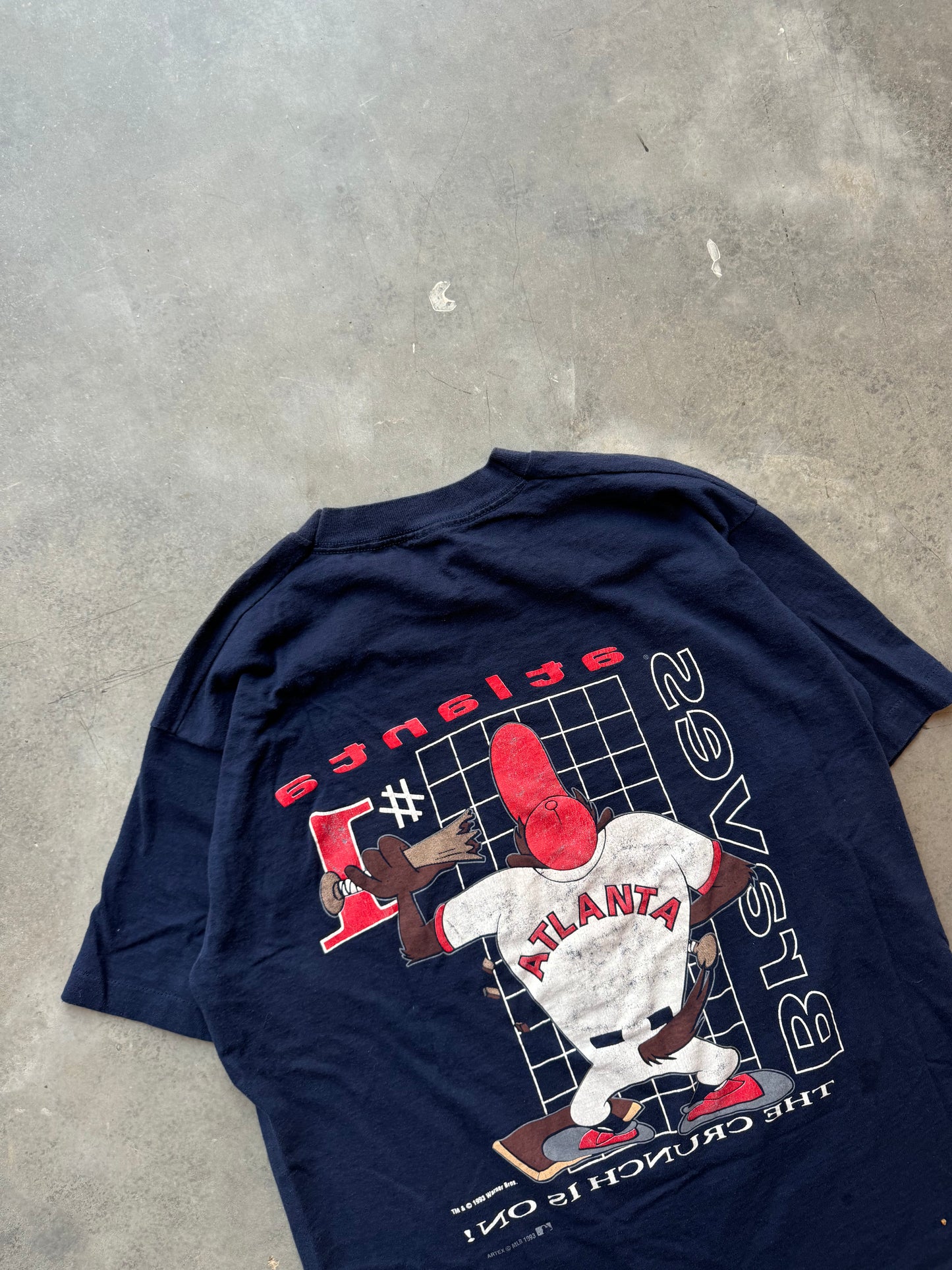 1993 Atlanta Braves x Taz Looney Tunes Vintage “The Crunch Is On” MLB Cartoon Tee (XL)