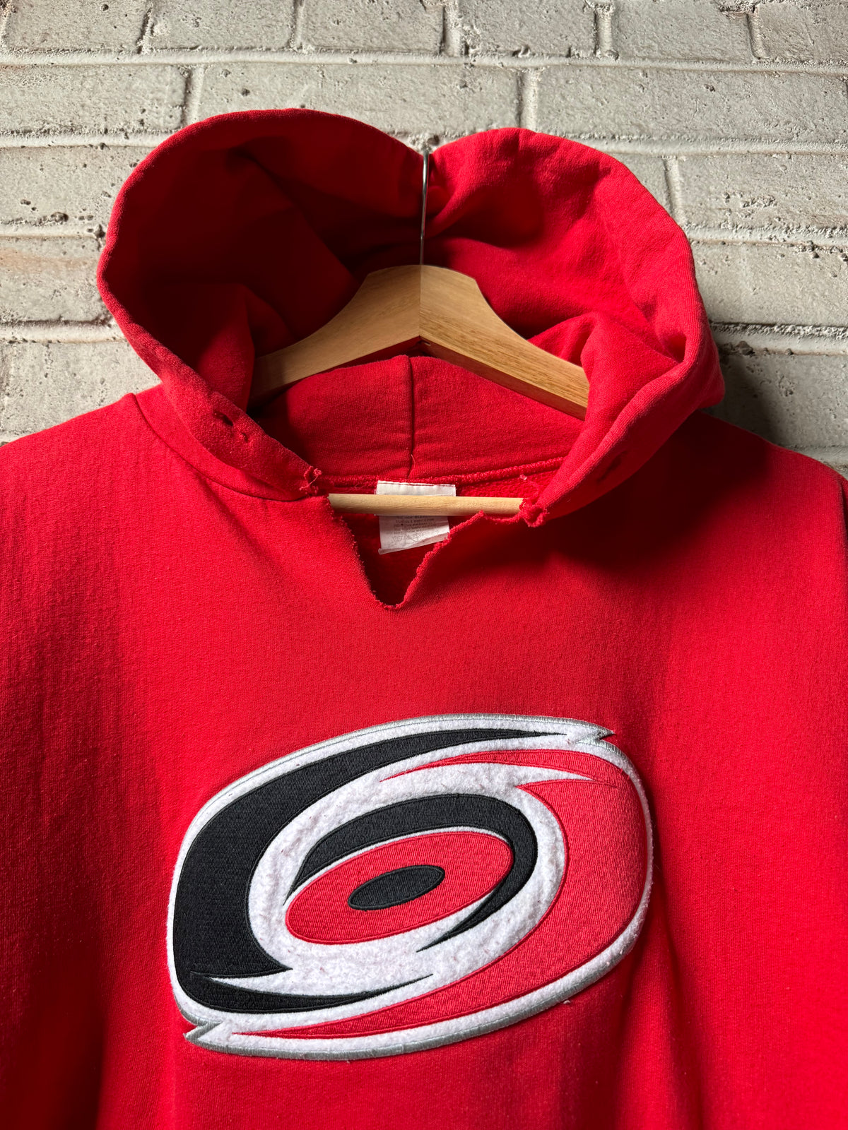 00’s Carolina Hurricanes Vintage Red Big Logo Split Neckline NHL Hockey Hoodie (Large)