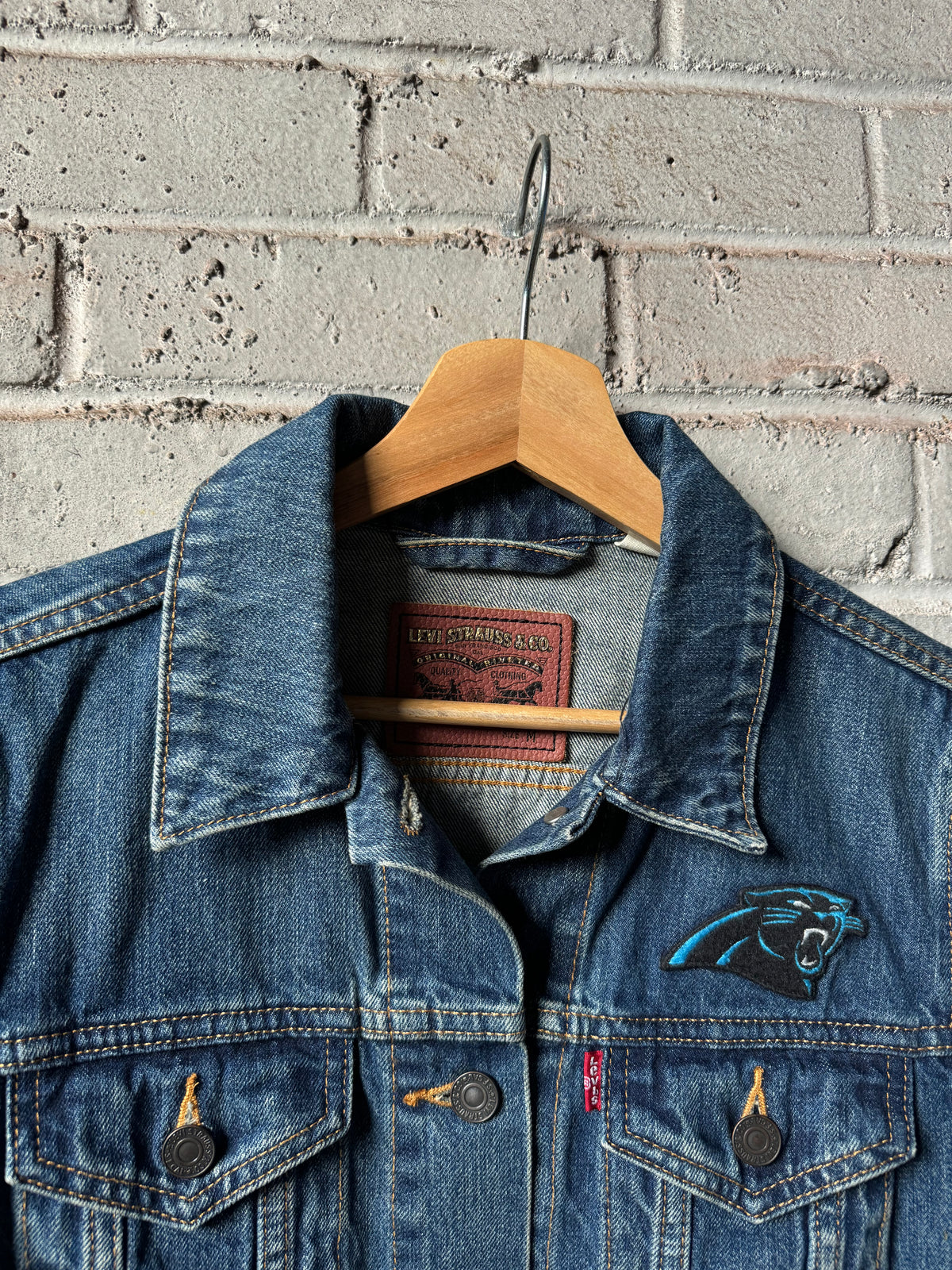 Carolina Panthers x Levi’s NFL Denim Jean Jacket (Women’s Medium)