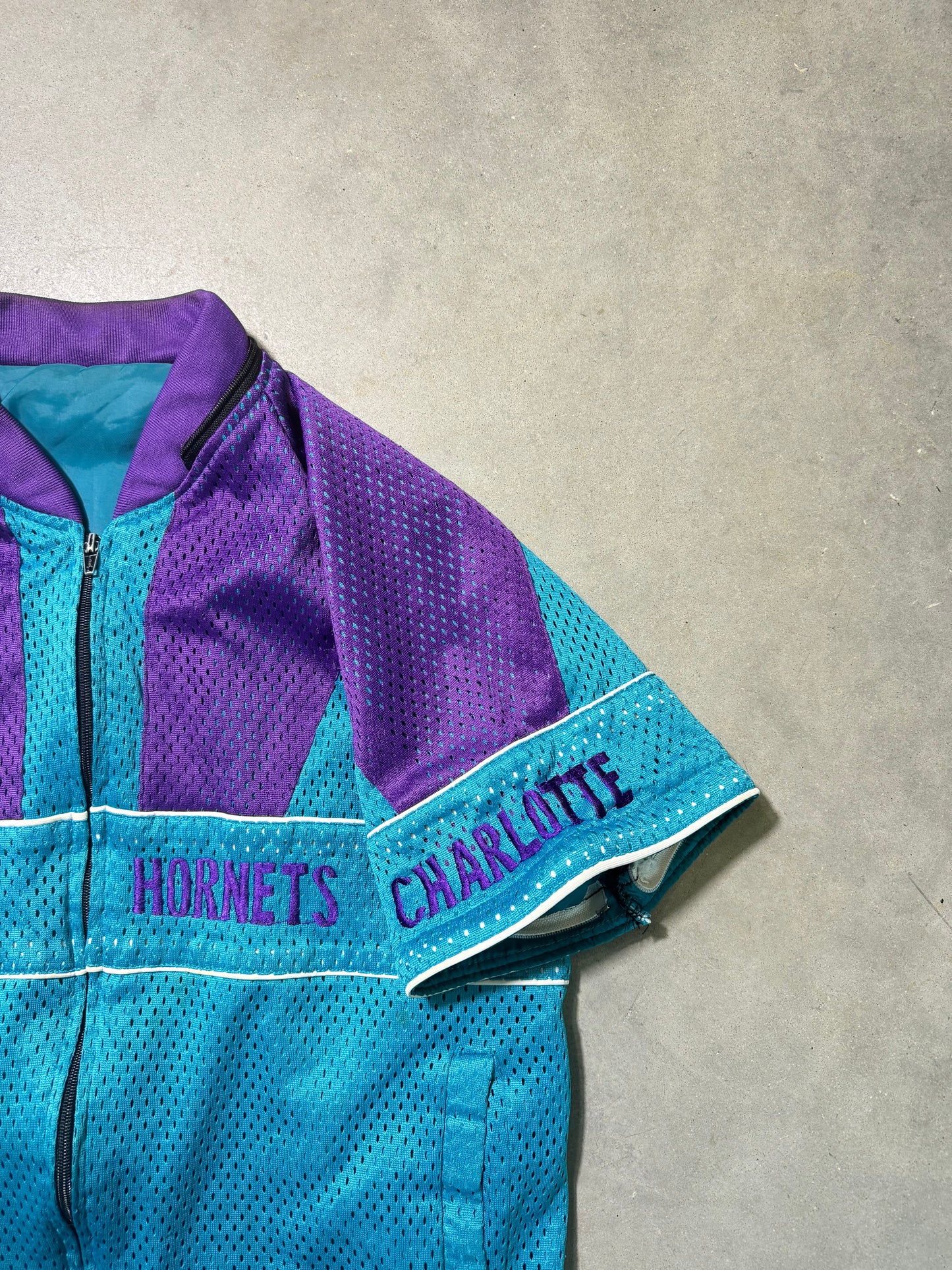 90’s Charlotte Hornets Vintage Tyrone Muggsy Bogues NBA Warm Up Style Top (Medium)