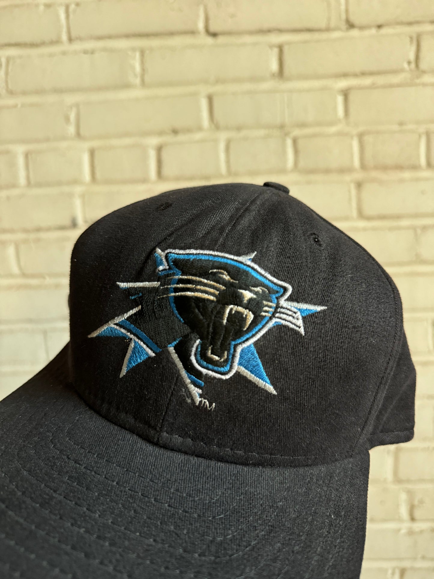 90’s Carolina Panthers Vintage Black New Era Breakthrough Logo NFL Strapback Hat (OSFA)
