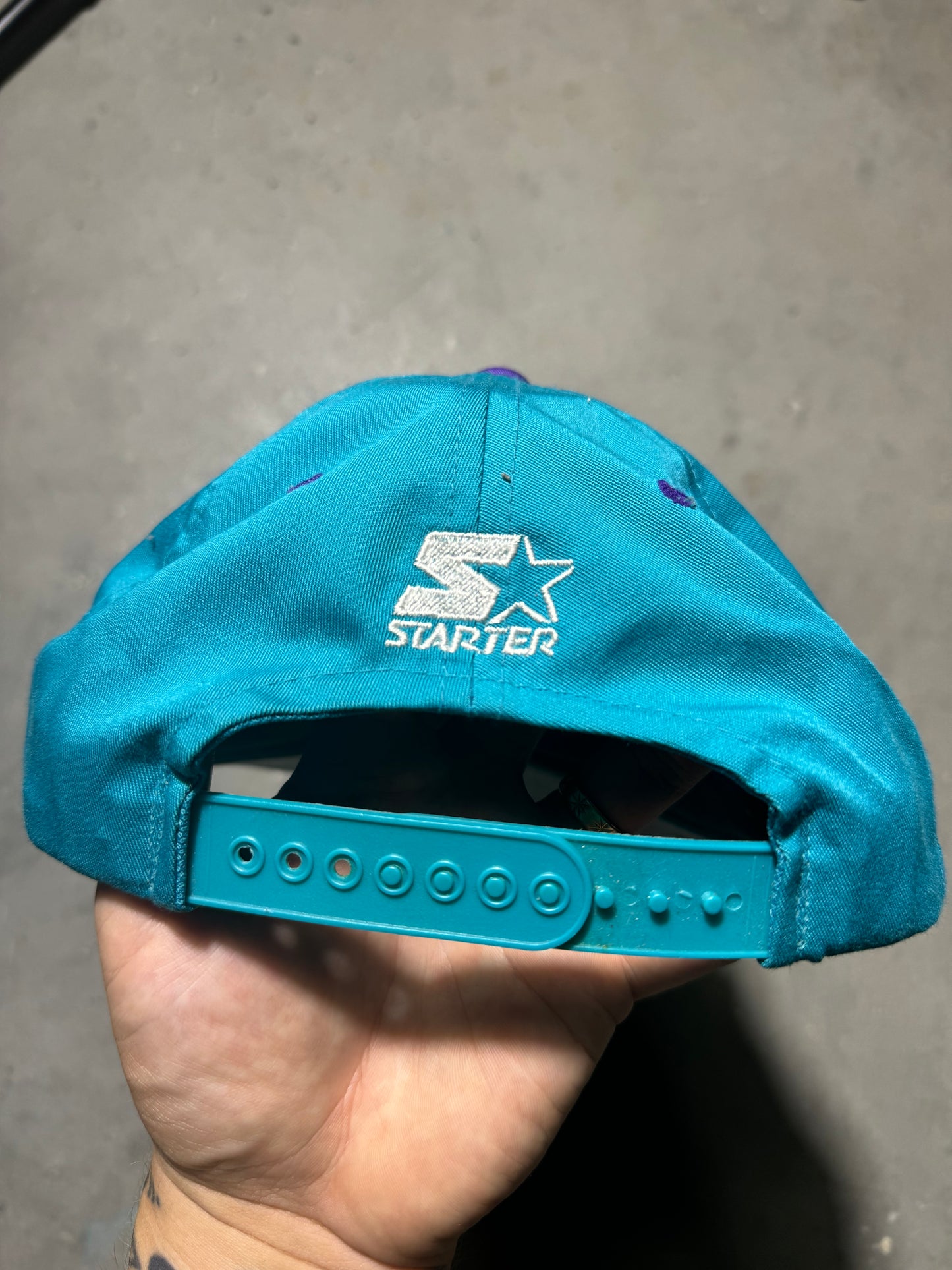 90’s Charlotte Hornets Vintage Teal Purple Starter Distressed NBA Snapback Hat (OSFA)