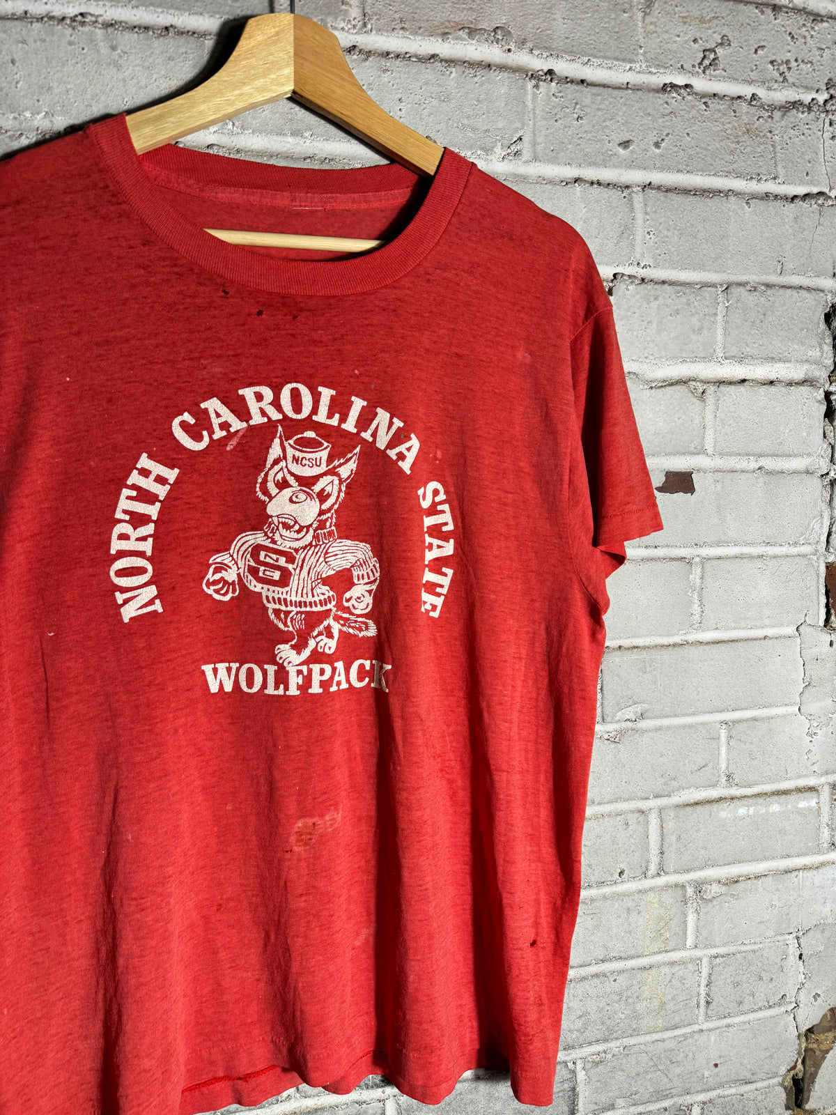 70’s NC State Wolfpack Thinned Out Wolfy Logo College Tee (Medium)