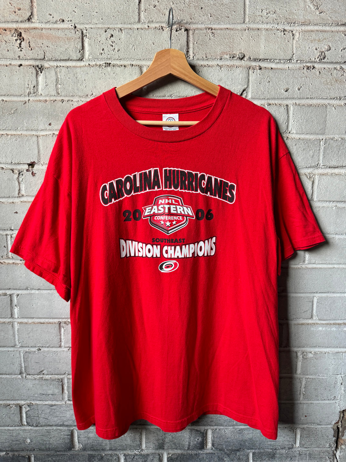 2006 Carolina Hurricanes Vintage Red Southeastern Division Champions NHL Tee (XL)