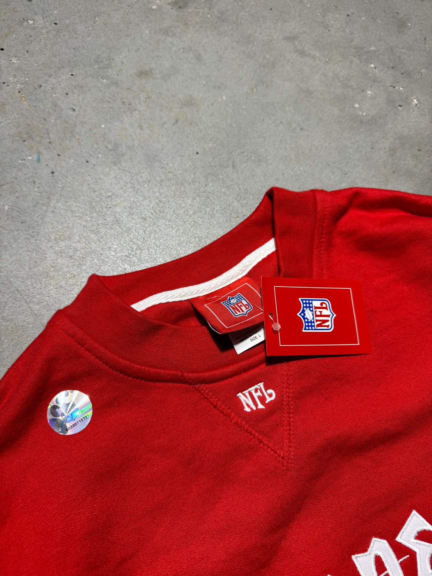 00’s Tampa Bay Buccaneers Vintage Red Embroidered Spellout NFL Crewneck - Deadstock (Large)