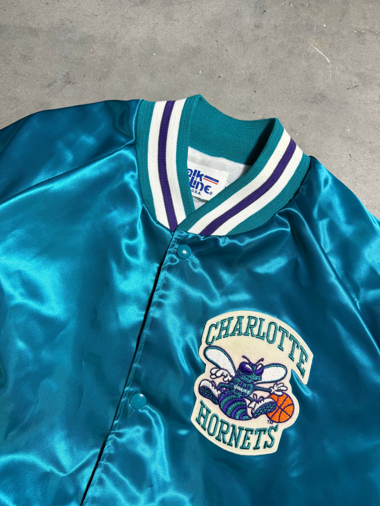 90’s Charlotte Hornets Vintage Teal Chalkline Arch Spellout NBA Satin Jacket (XL)