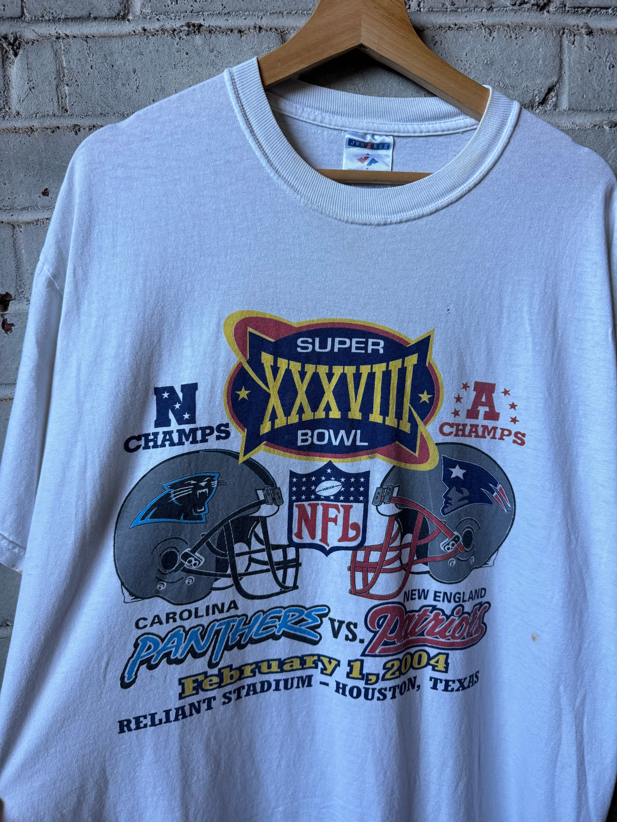 2004 Carolina Panthers vs. New England Patriots Vintage White Super Bowl XXXVIII NFL Match Up Tee (XL)