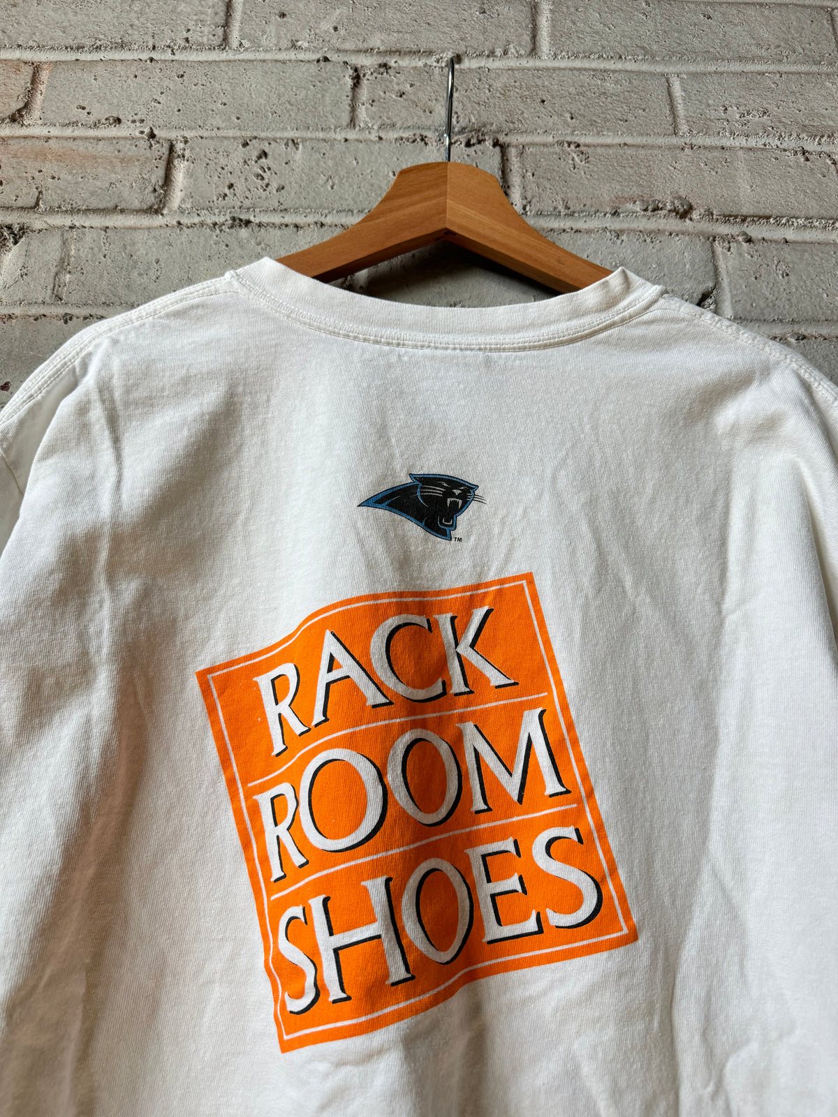 00’s Carolina Panthers x Rack Room Shoes Junior Training Camp Vintage White NFL Tee (Medium)