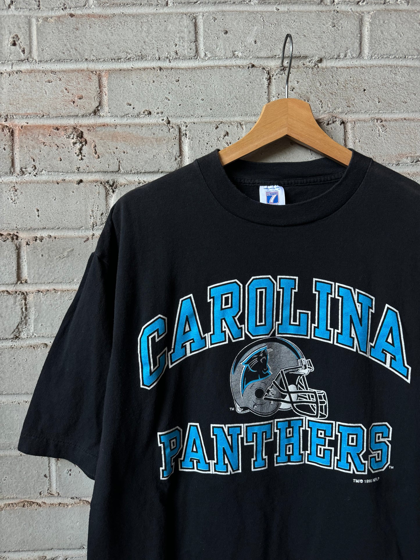 1996 Carolina Panthers Vintage Black Logo 7 Arch Logo Spellout NFL Tee (XL)