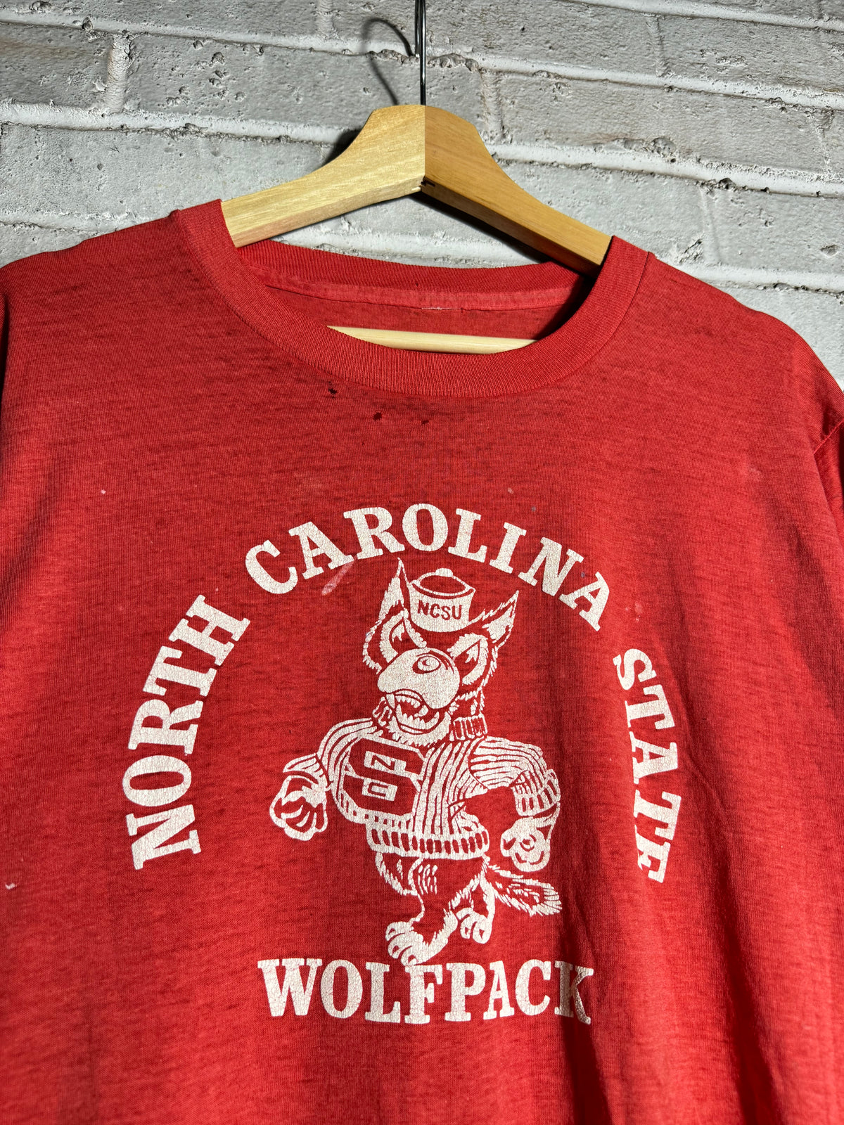 70’s NC State Wolfpack Thinned Out Wolfy Logo College Tee (Medium)