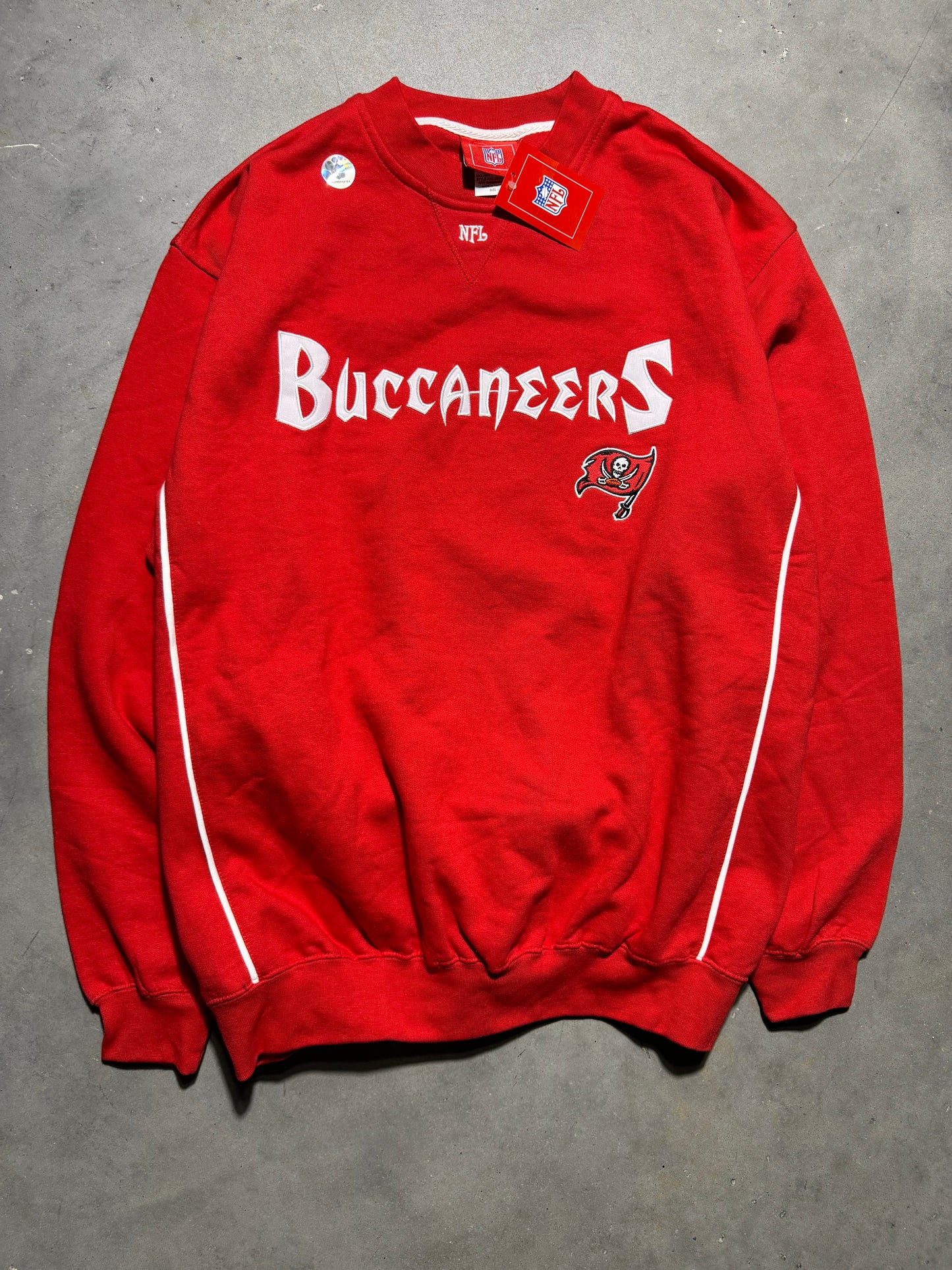 00’s Tampa Bay Buccaneers Vintage Red Embroidered Spellout NFL Crewneck - Deadstock (Large)