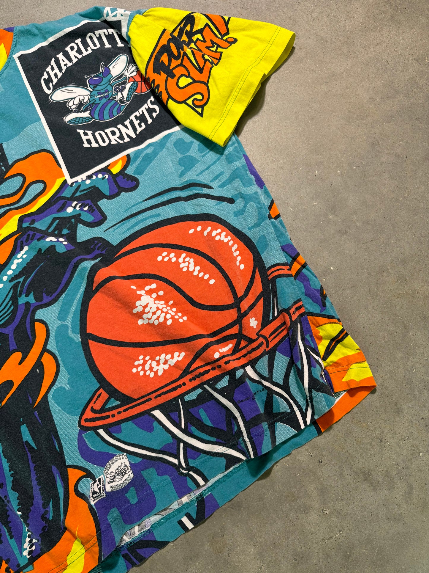 90’s Charlotte Hornets x Magic Johnston Tees Vintage Flaming Dunk All Over Print NBA Tee (XL)