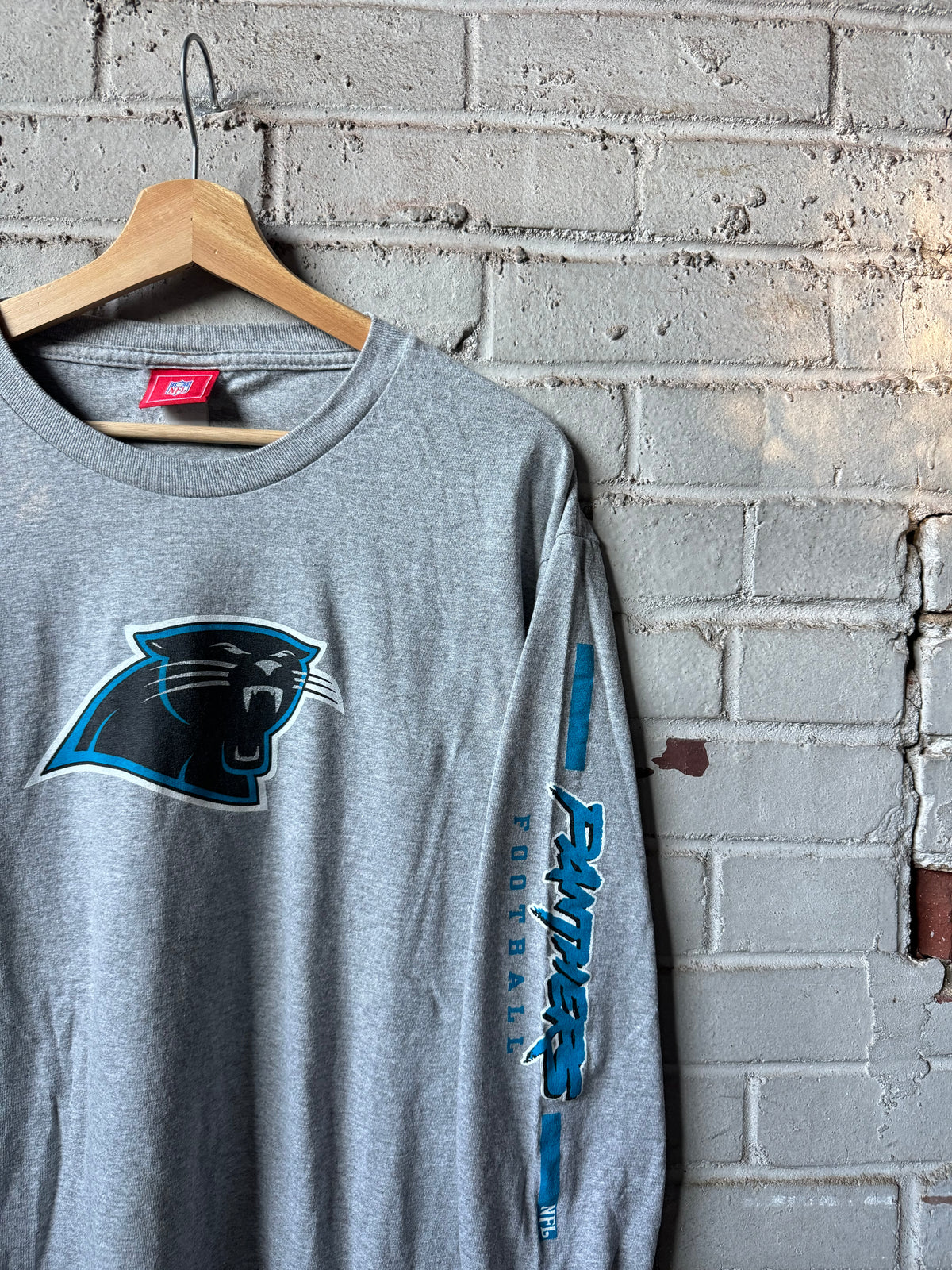 00’s Carolina Panthers Vintage Grey NFL Cat Scratch Font Sleeve Print Tee (Medium)
