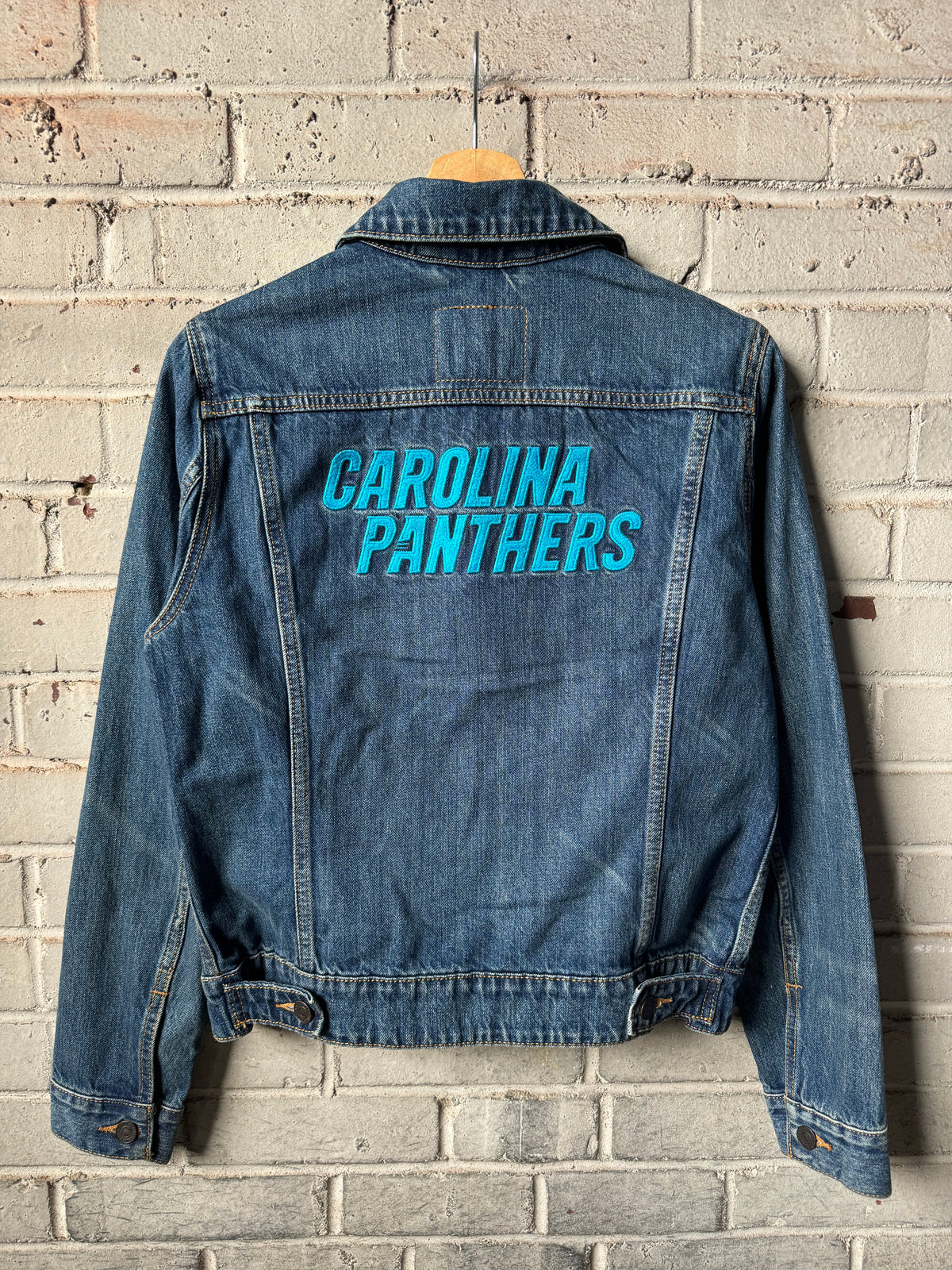 Carolina Panthers x Levi’s NFL Denim Jean Jacket (Women’s Medium)