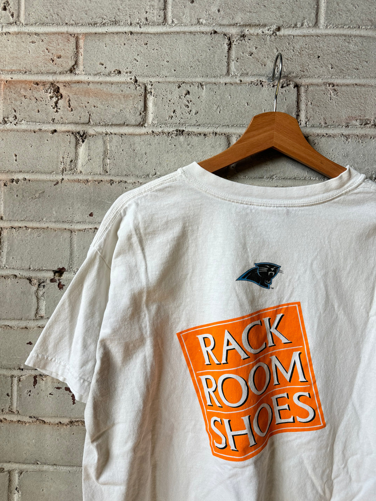 00’s Carolina Panthers x Rack Room Shoes Junior Training Camp Vintage White NFL Tee (Medium)