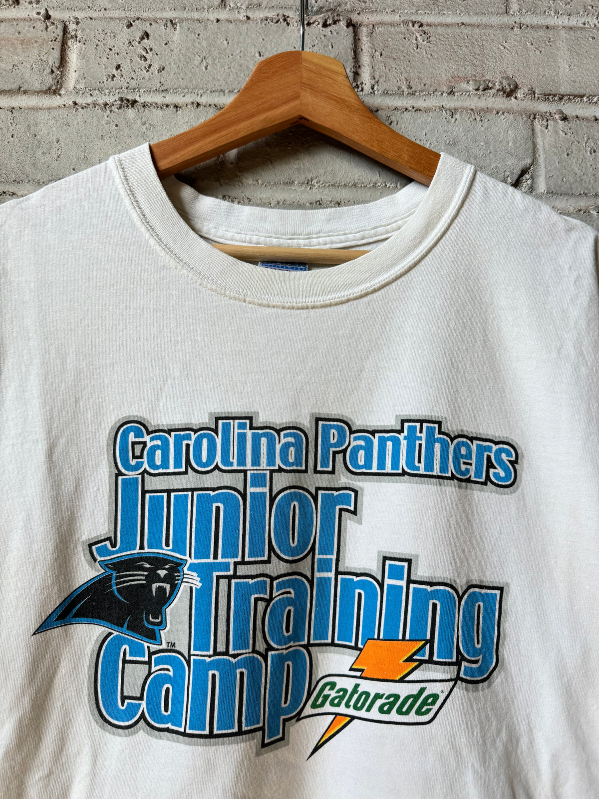 00’s Carolina Panthers x Rack Room Shoes Junior Training Camp Vintage White NFL Tee (Medium)