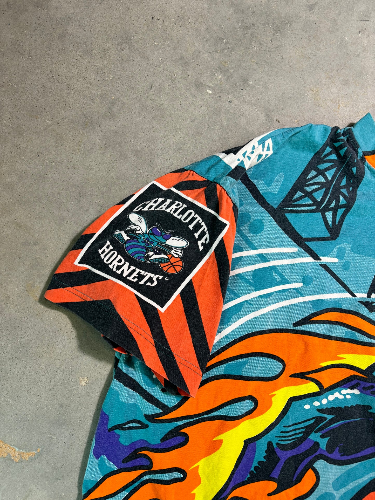 90’s Charlotte Hornets x Magic Johnston Tees Vintage Flaming Dunk All Over Print NBA Tee (XL)