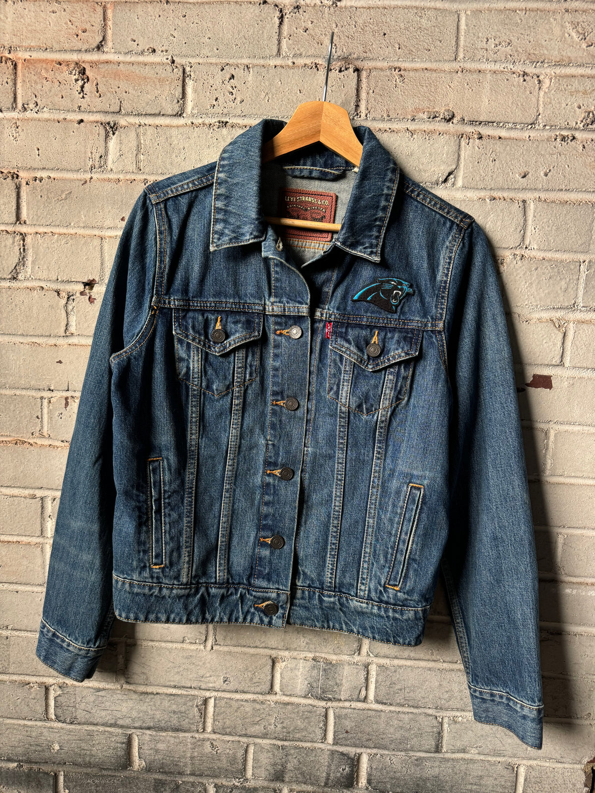 Carolina Panthers x Levi’s NFL Denim Jean Jacket (Women’s Medium)