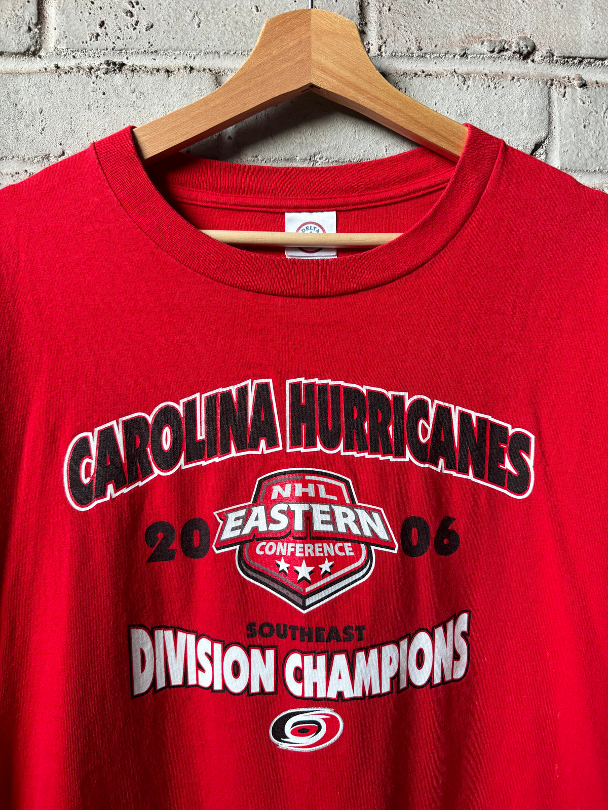 2006 Carolina Hurricanes Vintage Red Southeastern Division Champions NHL Tee (XL)