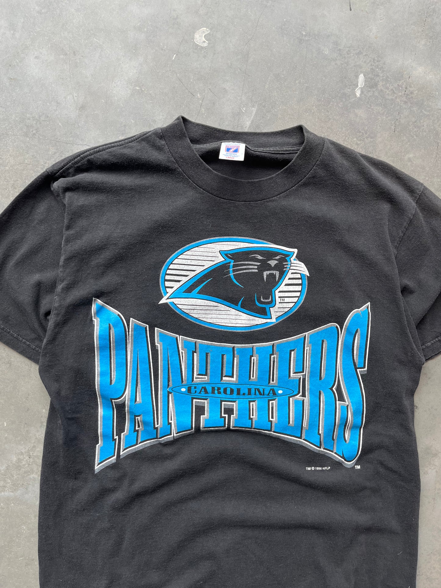 1996 Carolina Panthers Vintage Black Logo 7 Squeeze Spellout Logo NFL Tee (Large)