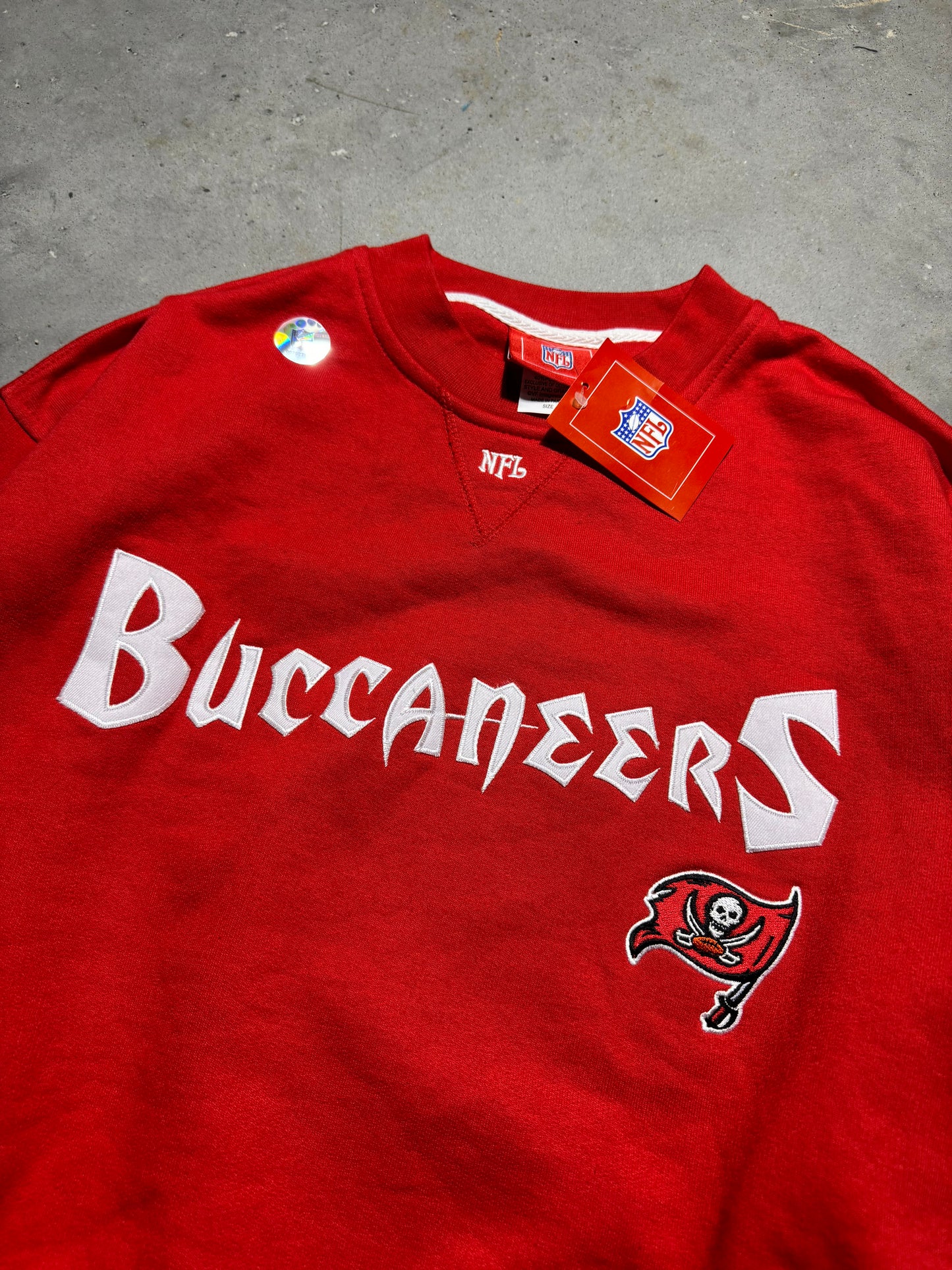 00’s Tampa Bay Buccaneers Vintage Red Embroidered Spellout NFL Crewneck - Deadstock (Large)