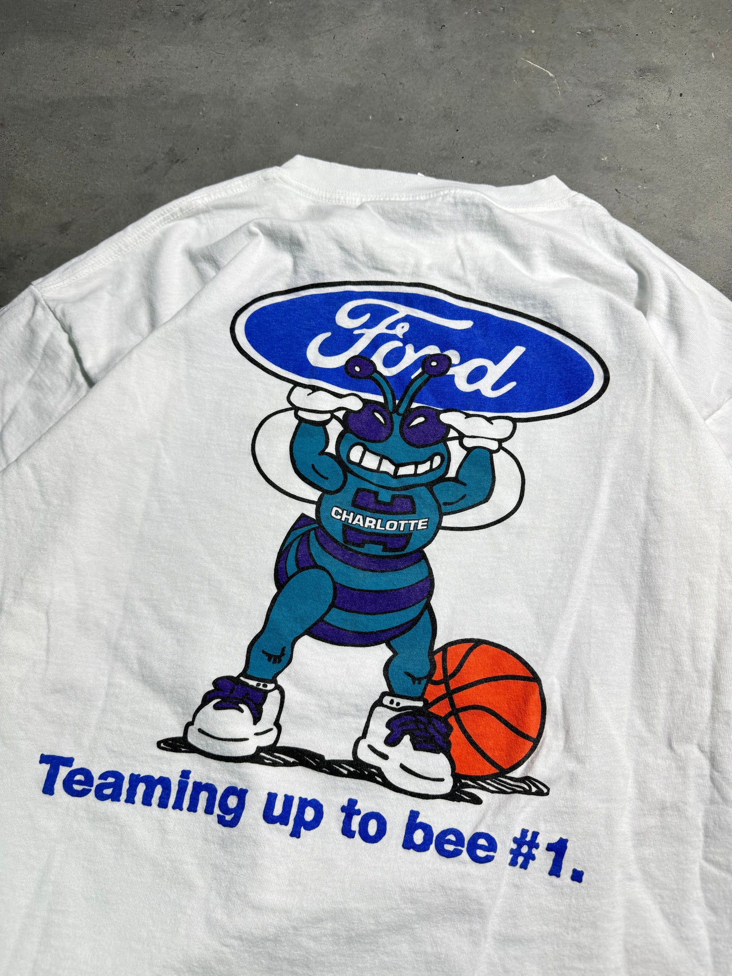90’s Charlotte Hornets x Ford Teaming Up To Bee #1 Vintage Hugo NBA Tee (XL)