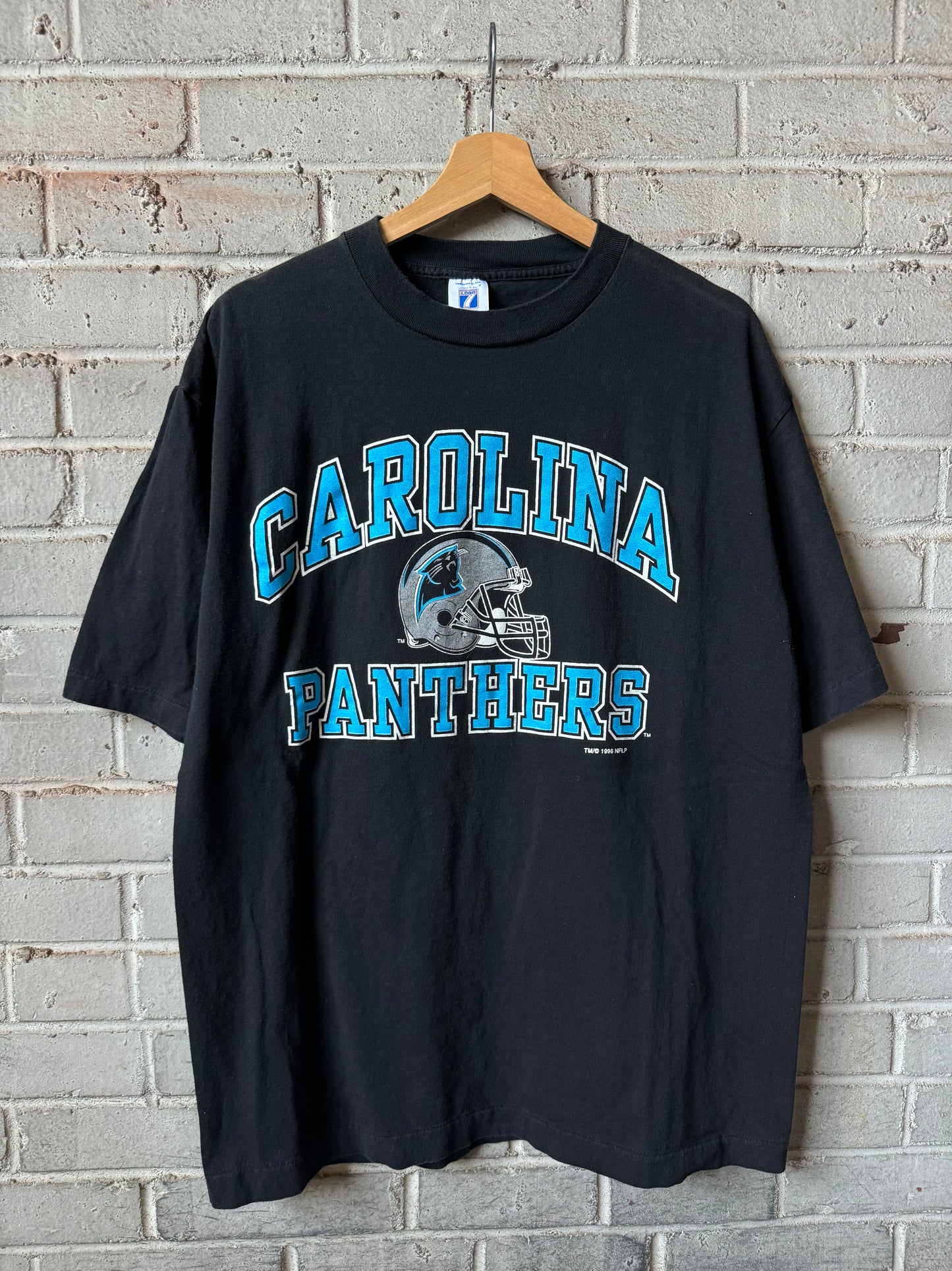 1996 Carolina Panthers Vintage Black Logo 7 Arch Logo Spellout NFL Tee (XL)