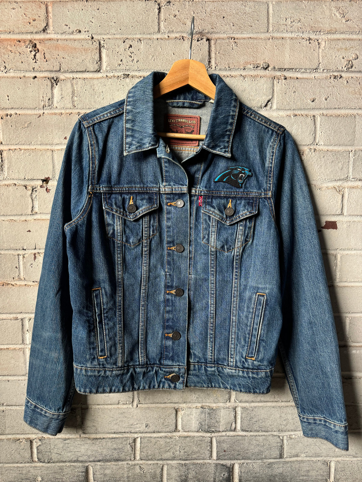 Carolina Panthers x Levi’s NFL Denim Jean Jacket (Women’s Medium)