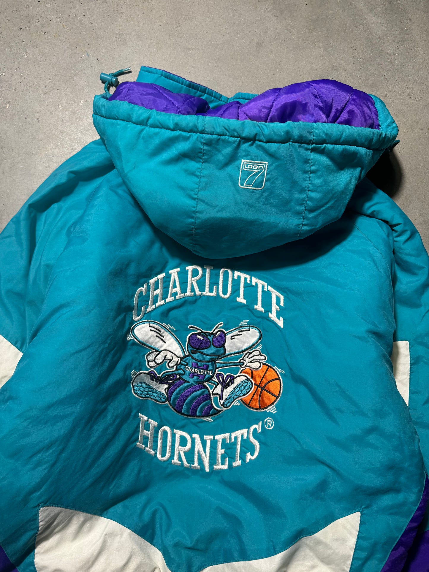 90’s Charlotte Hornets Vintage Teal Colorblocked Half Zip Logo 7 NBA Pullover Puffer Jacket (Large)