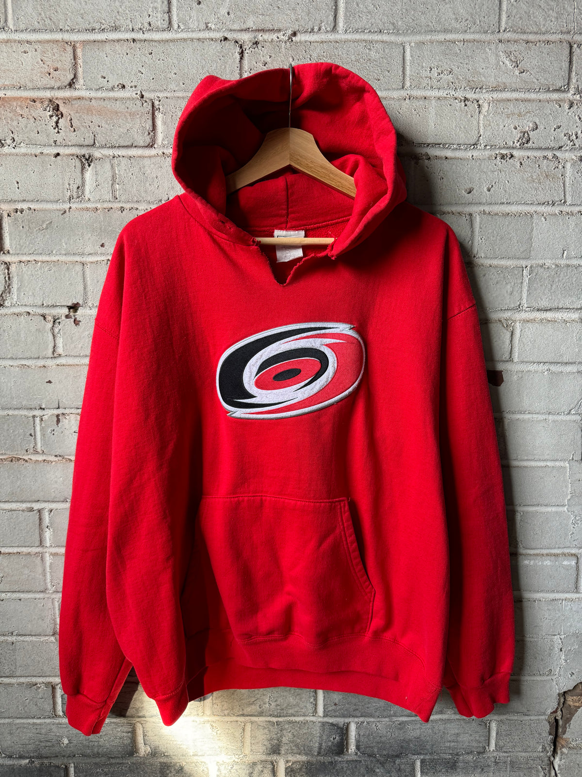 00’s Carolina Hurricanes Vintage Red Big Logo Split Neckline NHL Hockey Hoodie (Large)