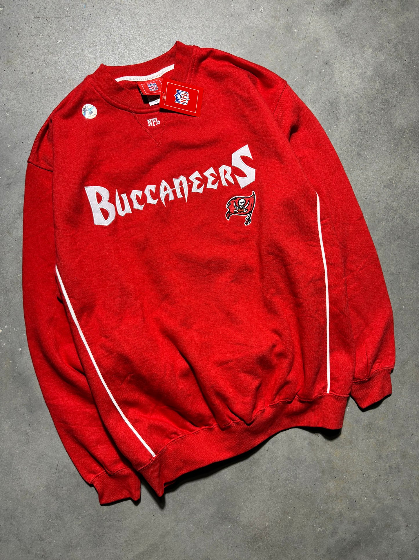 00’s Tampa Bay Buccaneers Vintage Red Embroidered Spellout NFL Crewneck - Deadstock (Large)