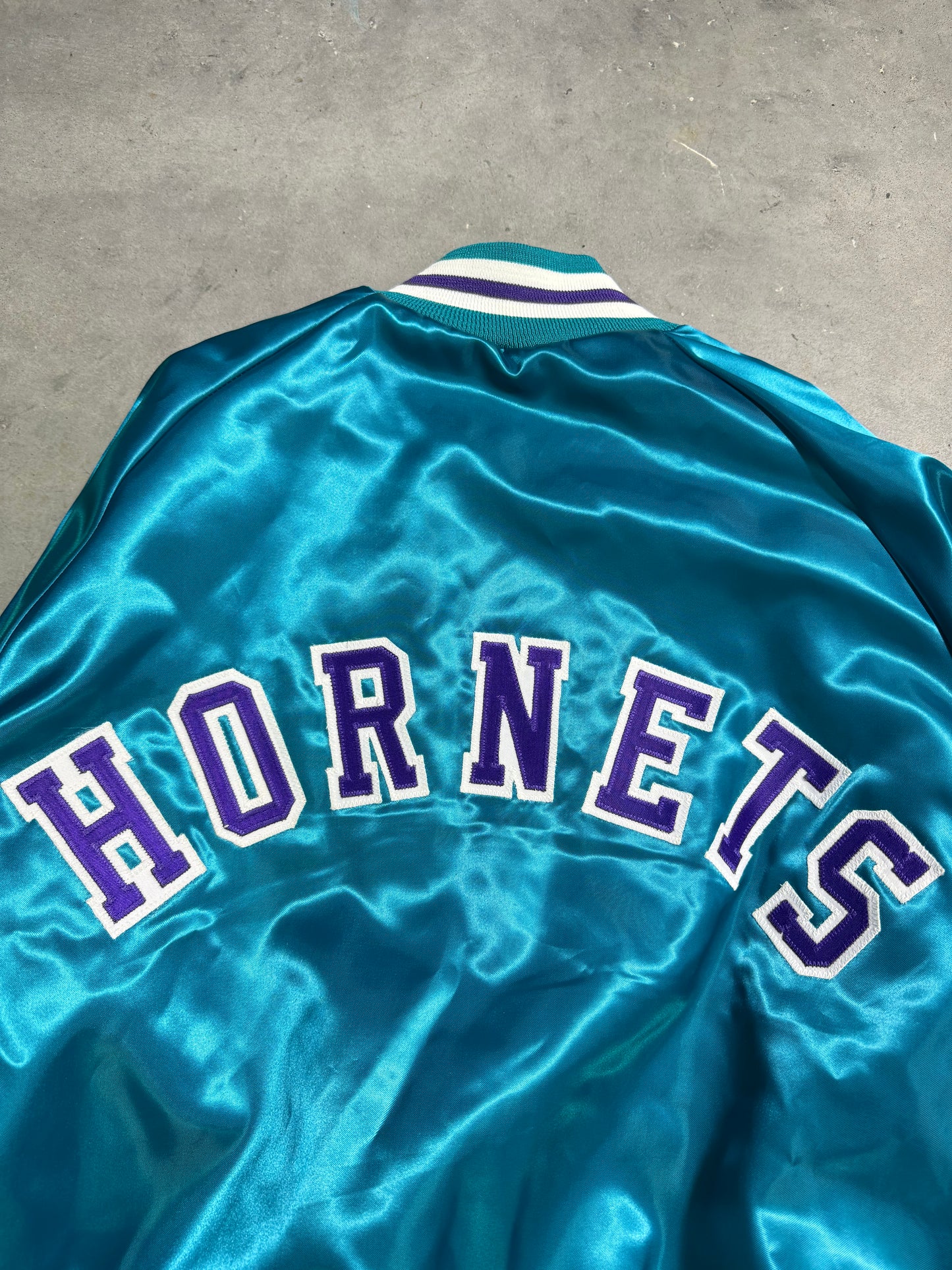 90’s Charlotte Hornets Vintage Teal Chalkline Arch Spellout NBA Satin Jacket (XL)