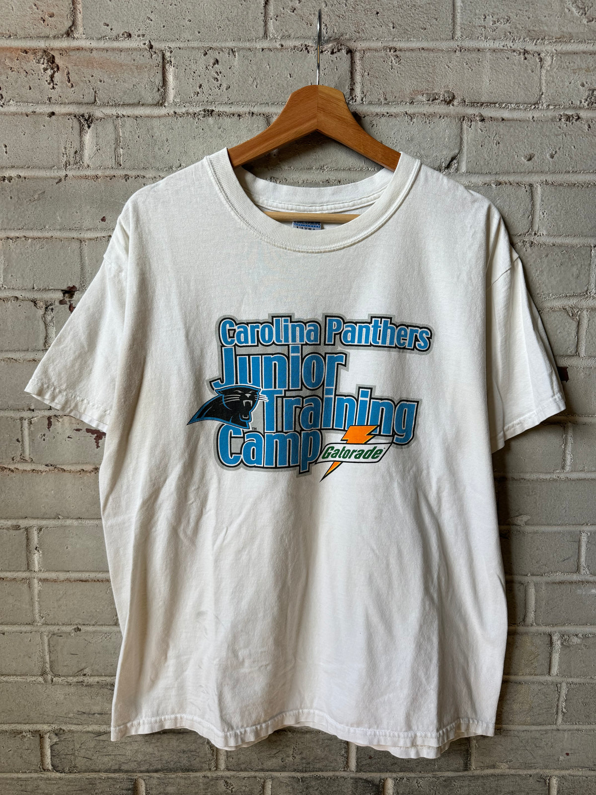 00’s Carolina Panthers x Rack Room Shoes Junior Training Camp Vintage White NFL Tee (Medium)