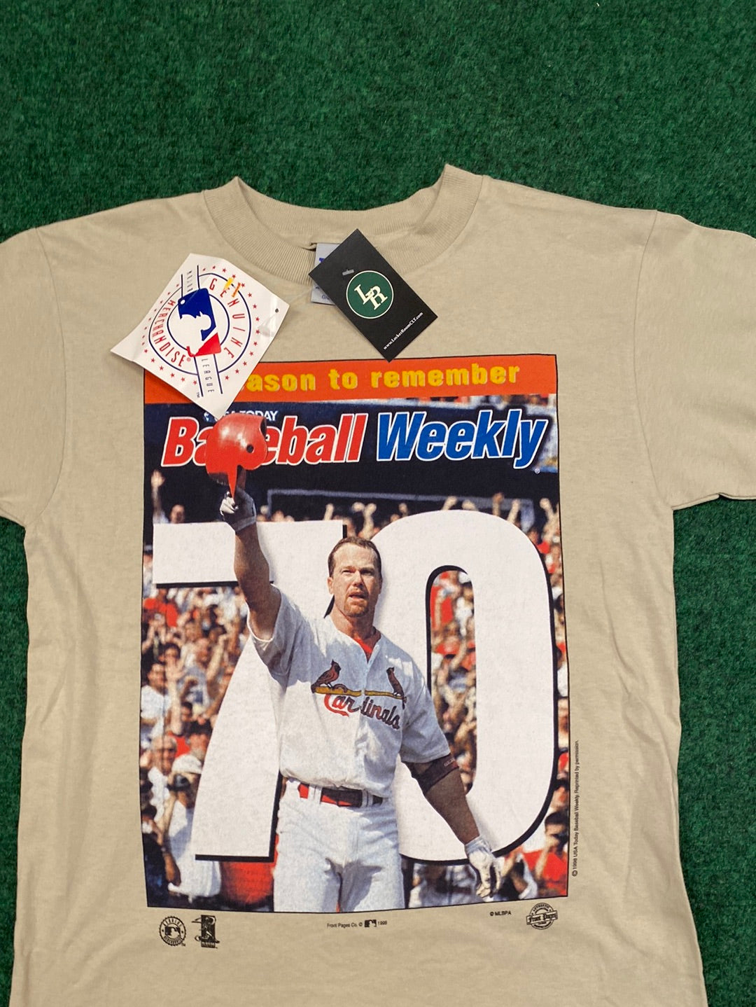 1998 Mark McGwire 70 Home Runs St.Louis Cardinals Newspaper MLB Vintage Shirt (Medium)