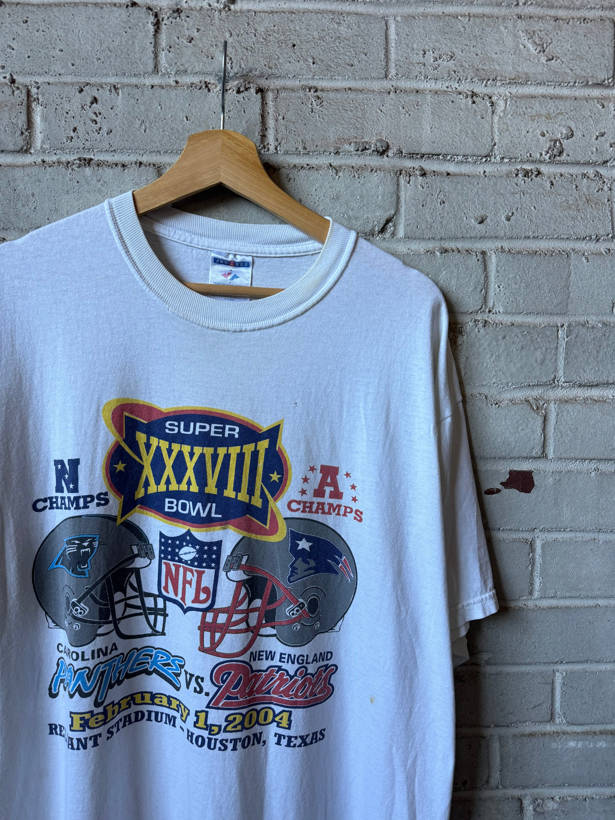 2004 Carolina Panthers vs. New England Patriots Vintage White Super Bowl XXXVIII NFL Match Up Tee (XL)