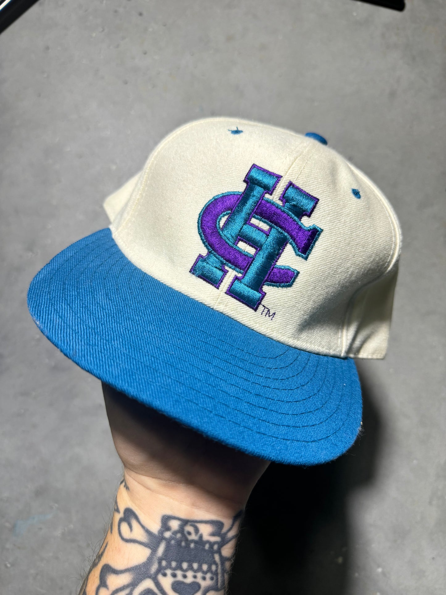 90’s Charlotte Hornets Vintage Cream Teal New Era NBA Fitted Hat (7 3/8)